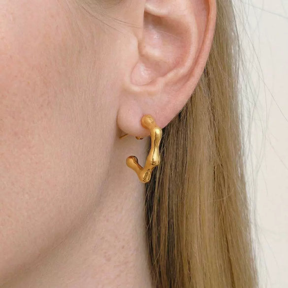 Wholesale Women's Fashionable Heartshaped Titanium Steel And Stainless Steel Earrings With Vacuum Real Gold Plating In Pvd Furnace