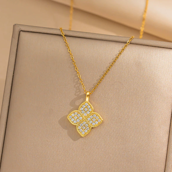 Wholesale Women's Fourleaf Clover Microinlaid Zircon Necklace Titanium Steel Snake Bone Chain Simple Elegant Light Luxury Niche Lucky Grass Allmatch Furnace Vacuum Plating