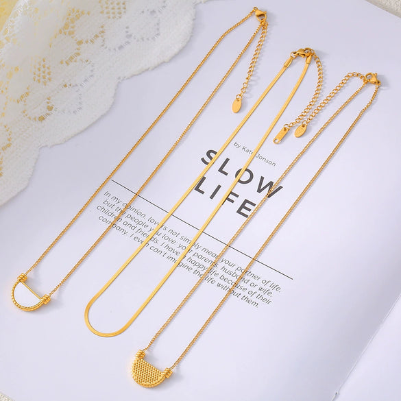 Wholesale Women's French Retro Elegant Titanium Steel Jewelry With Electroplated Ushape And Geometric Inlaid White Seashell Semicircle Pendant Necklace