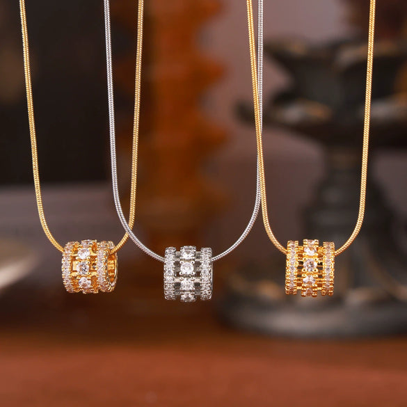 Wholesale Women's French Retro Light Luxury Simple Niche Design Copper Diamond Pendant Titanium Steel Clavicle Chain Necklace With Geometric Pattern And Electroplating Treatment