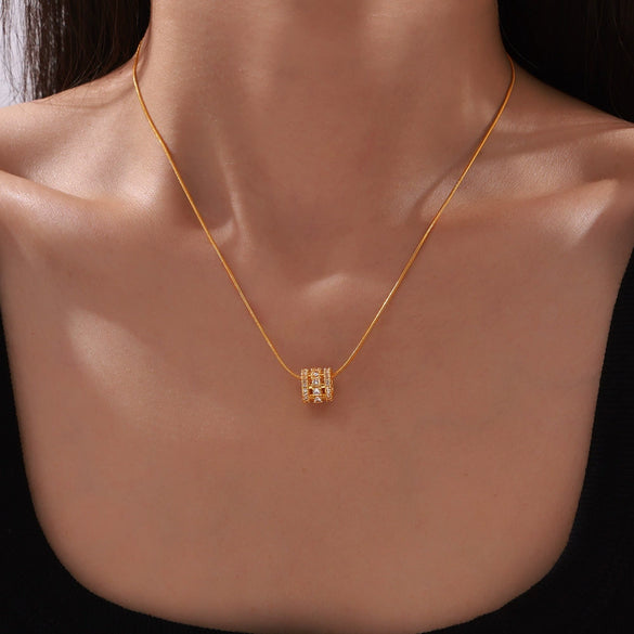 Wholesale Women's French Retro Light Luxury Simple Niche Design Copper Diamond Pendant Titanium Steel Clavicle Chain Necklace With Geometric Pattern And Electroplating Treatment