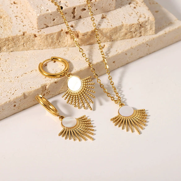 Wholesale Women's French Retro Sunflower Leaves Pendant Stainless Steel Clavicle Chain Necklace With Pvd Furnace Real Gold Treatment