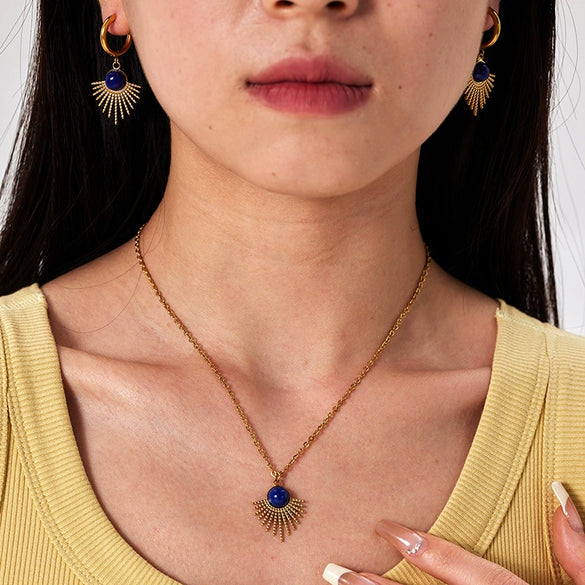 Wholesale Women's French Retro Sunflower Leaves Pendant Stainless Steel Clavicle Chain Necklace With Pvd Furnace Real Gold Treatment