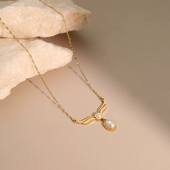 Wholesale Women's Geometric Angel Wings And Pearls Stainless Steel 18K Gold Electroplated Vintage Elegant Clavicle Necklace