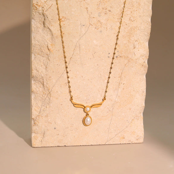 Wholesale Women's Geometric Angel Wings And Pearls Stainless Steel 18K Gold Electroplated Vintage Elegant Clavicle Necklace