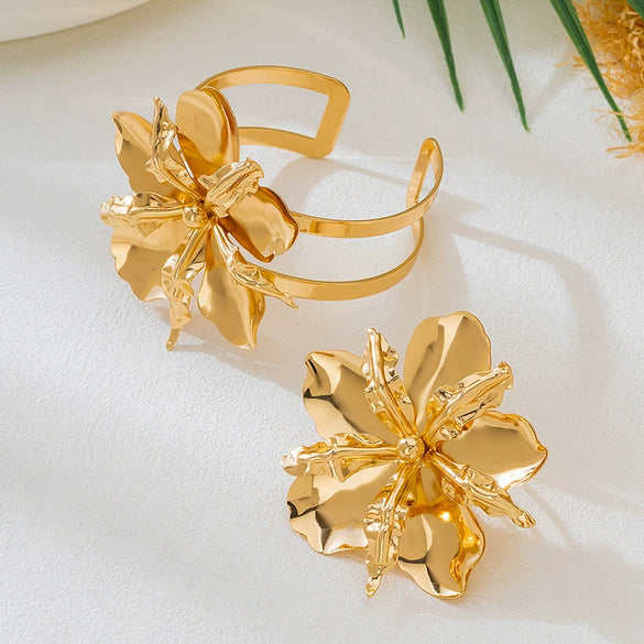 Wholesale Women's Geometric Electroplated Alloy Threedimensional Large Flower Earrings And Jewelry Set