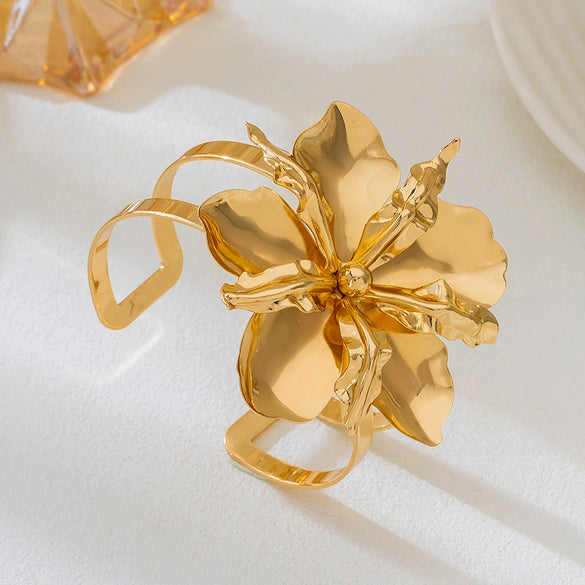 Wholesale Women's Geometric Electroplated Alloy Threedimensional Large Flower Earrings And Jewelry Set