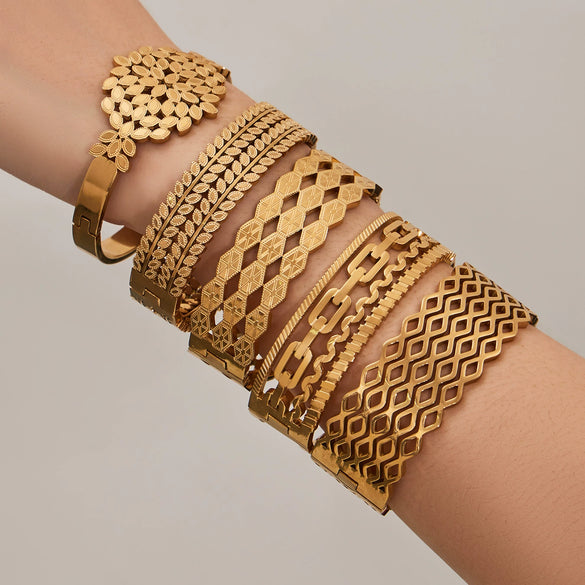 Wholesale Women's Geometric Electroplated Stainless Steel Small Leaf Hollow Buckle Bracelet