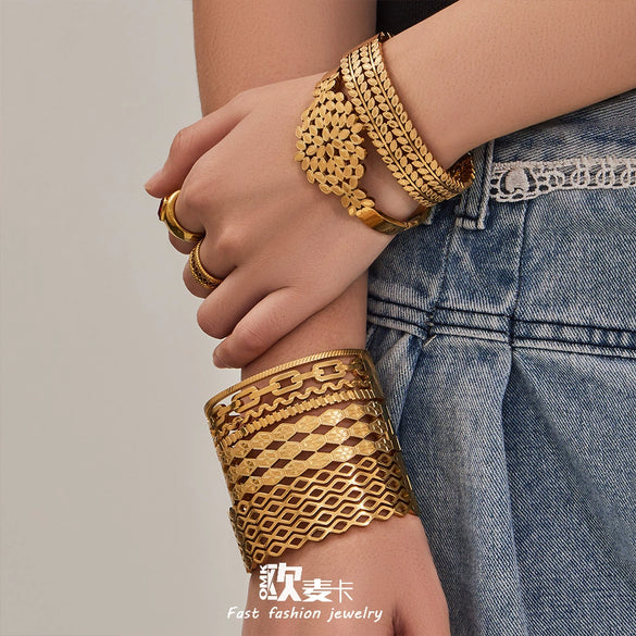 Wholesale Women's Geometric Electroplated Stainless Steel Small Leaf Hollow Buckle Bracelet