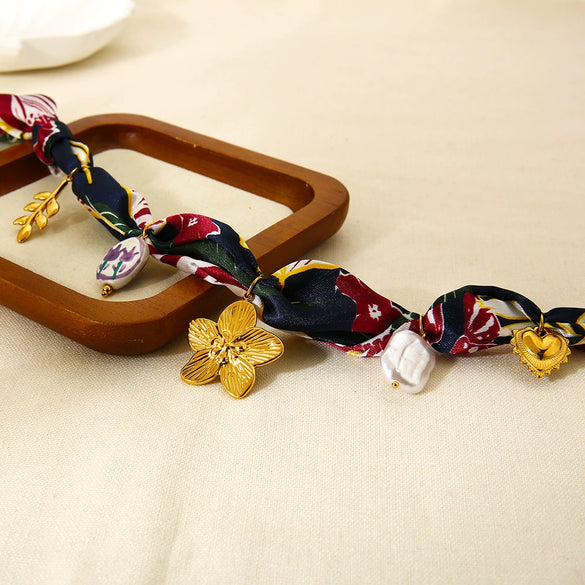 Wholesale Women's Geometric Floral Stainless Steel Electroplated Pendant Necklace