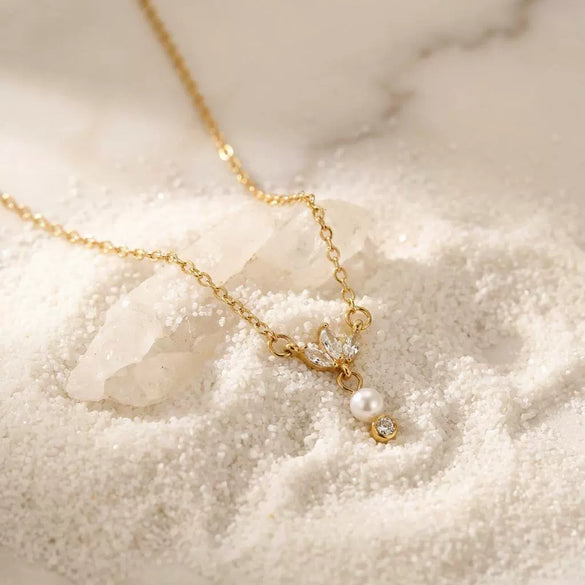 Wholesale Women's Geometric Flowershaped Zircon And Pearl Pendant Necklace With 18K Gold Texture Electroplated Flash O Chain Gentle Chic Style