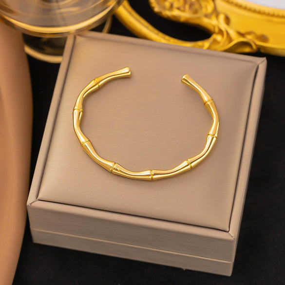Wholesale Women's Geometric Heart Shape Electroplated Titanium Steel Bracelet Highend Accessory