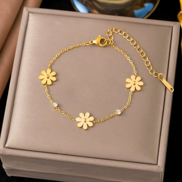 Wholesale Women's Geometric 18K Real Gold Plated Titanium Steel Daisy Necklace With Flash O Chain