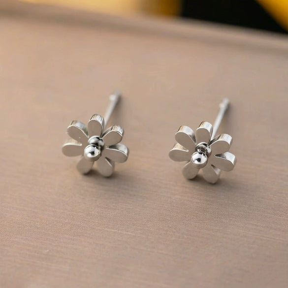 Wholesale Women's Geometric 18K Real Gold Plated Titanium Steel Daisy Necklace With Flash O Chain
