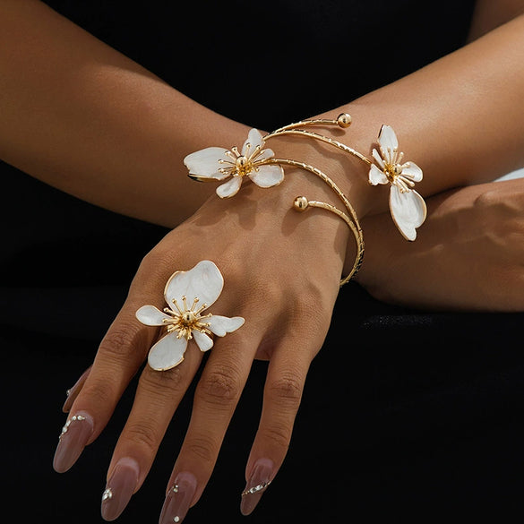 Wholesale Women's Geometric Metal Electroplated Hand Jewelry Set Of Rings And Bracelets With Sweet And Cool Style And Plants And Flowers Design