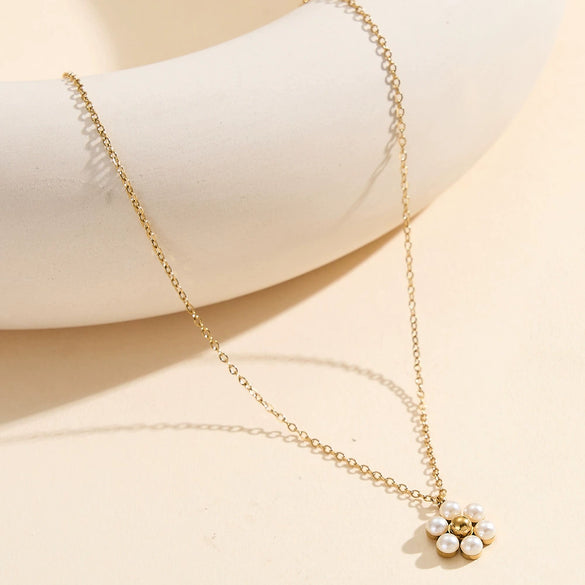 Wholesale Women's Geometric Pearl Flower Necklace 18K Gold Plated Handmade Pendant With Calendering Chain