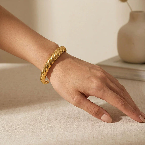 Wholesale Women's Geometric Small Diagonal Pattern 18K Goldplated Stainless Steel Bracelet