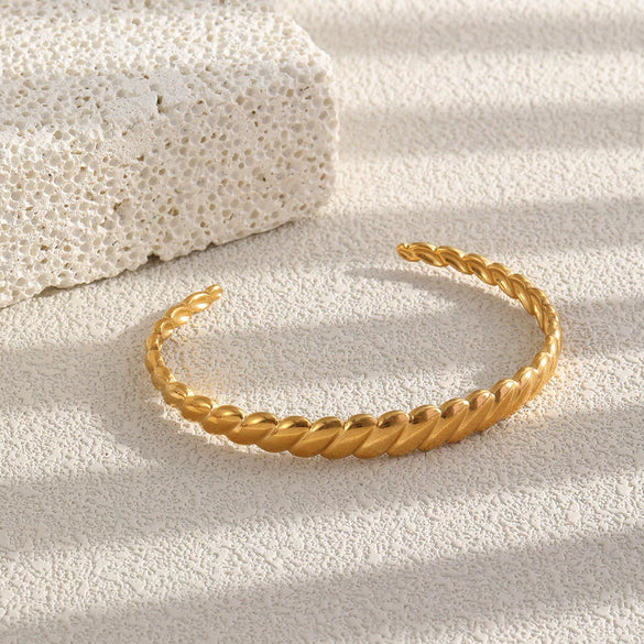 Wholesale Women's Geometric Small Diagonal Pattern 18K Goldplated Stainless Steel Bracelet