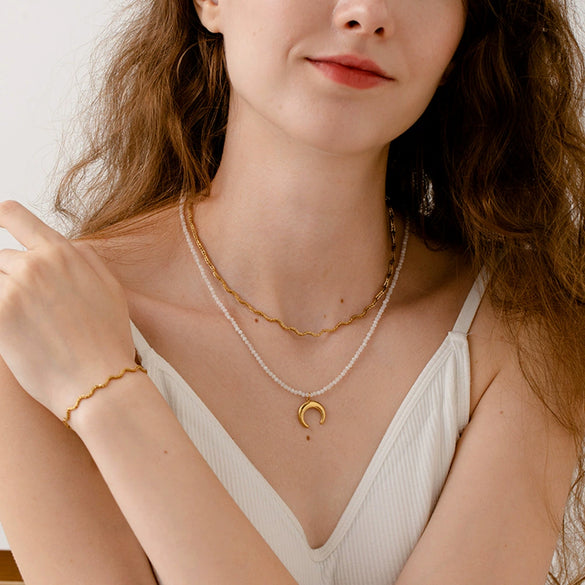 Wholesale Women's Geometric Stainless Steel And Titanium Steel Electroplated Moon Pendant Necklace