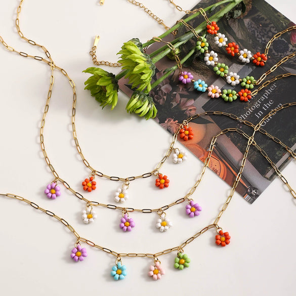 Wholesale Women's Geometric Stainless Steel And Titanium Steel Plants Flowers Pendant Necklace With Electroplating