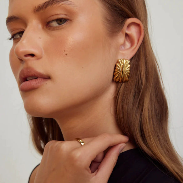 Wholesale Women's Geometric Stainless Steel Flowershaped Earrings With Pvd Furnace Vacuum Real Gold Plating