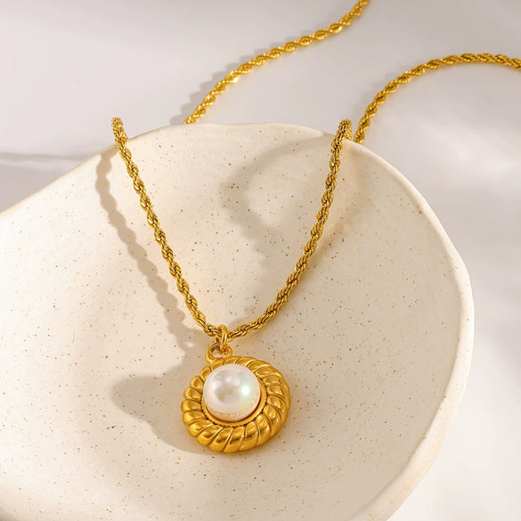 Wholesale Women's Geometric Stainless Steel Necklace With Faux Pearl Round Pendant Vacuum Real Gold Plated In Pvd Furnace Twist Chain