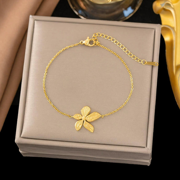 Wholesale Women's Geometric Stainless Steel Real Gold Plated Bracelet With Four Leaf Clover Pendant