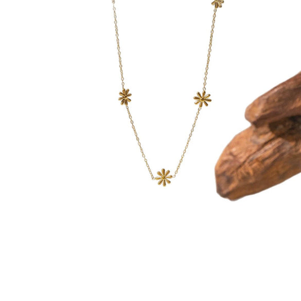 Wholesale Women's Geometric Titanium Steel Electroplated Daisy Pendant O Word Chain Necklace