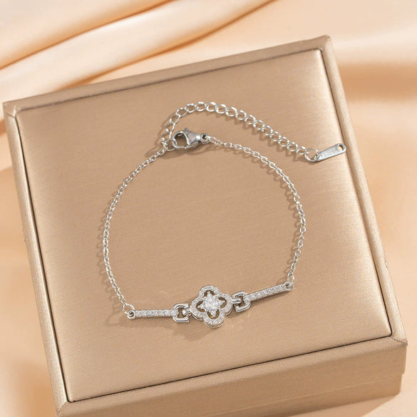Wholesale Women's Gold Plated Copper Flower Shape Four Leaf Clover Bracelet Light Luxury Style