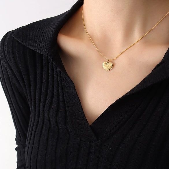 Wholesale Women's Heart Lettering Love Pendant Necklace With Wavy Edge Made Of Titanium Steel And Electroplated