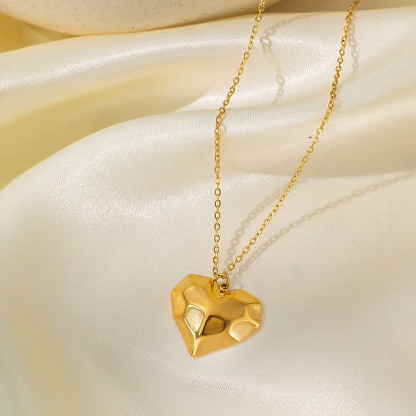 Wholesale Women's Heartshaped Titanium Steel Electroplated Necklace With O Word Chain