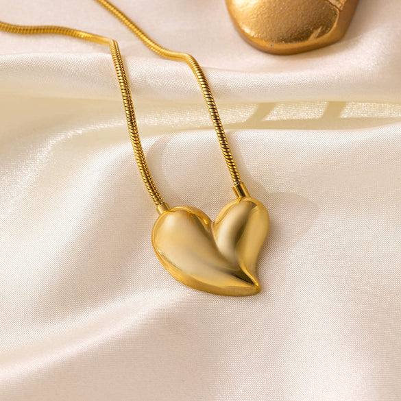 Wholesale Women's Heartshaped Titanium Steel Electroplated Necklace With O Word Chain