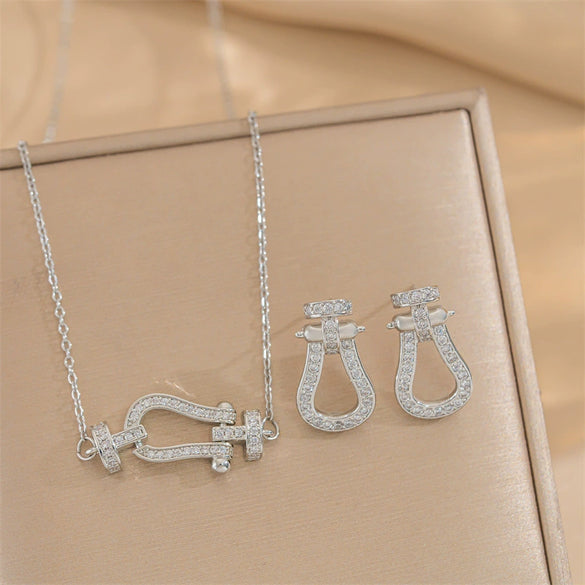 Wholesale Women's Horseshoe Buckle Titanium Steel Clavicle Chain With Geometric Pattern And Microinlaid Diamonds Set With Diamonds And Electroplated In Vacuum Furnace