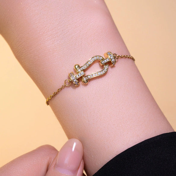 Wholesale Women's Horseshoe Buckle Titanium Steel Clavicle Chain With Geometric Pattern And Microinlaid Diamonds Set With Diamonds And Electroplated In Vacuum Furnace