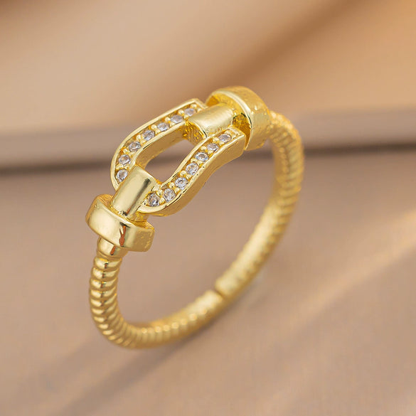 Wholesale Women's Horseshoe Buckle Titanium Steel Clavicle Chain With Geometric Pattern And Microinlaid Diamonds Set With Diamonds And Electroplated In Vacuum Furnace