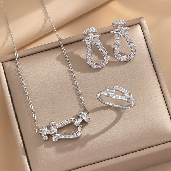 Wholesale Women's Horseshoe Buckle Titanium Steel Clavicle Chain With Geometric Pattern And Microinlaid Diamonds Set With Diamonds And Electroplated In Vacuum Furnace