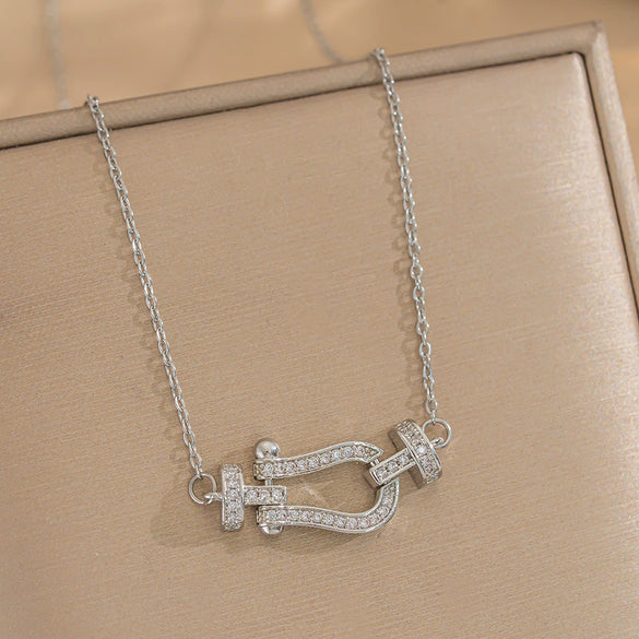 Wholesale Women's Horseshoe Buckle Titanium Steel Clavicle Chain With Geometric Pattern And Microinlaid Diamonds Set With Diamonds And Electroplated In Vacuum Furnace