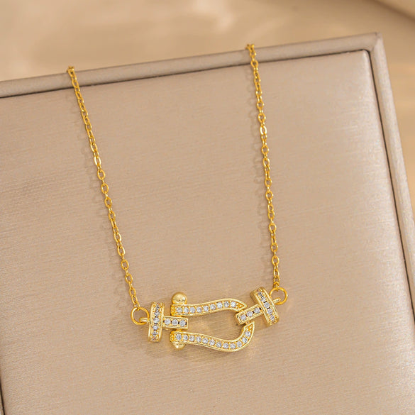 Wholesale Women's Horseshoe Buckle Titanium Steel Clavicle Chain With Geometric Pattern And Microinlaid Diamonds Set With Diamonds And Electroplated In Vacuum Furnace