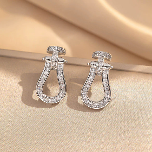 Wholesale Women's Horseshoe Buckle Titanium Steel Clavicle Chain With Geometric Pattern And Microinlaid Diamonds Set With Diamonds And Electroplated In Vacuum Furnace
