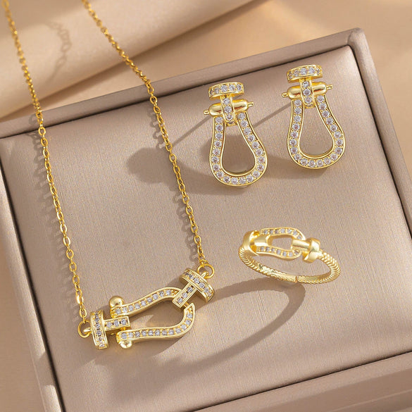 Wholesale Women's Horseshoe Buckle Titanium Steel Clavicle Chain With Geometric Pattern And Microinlaid Diamonds Set With Diamonds And Electroplated In Vacuum Furnace