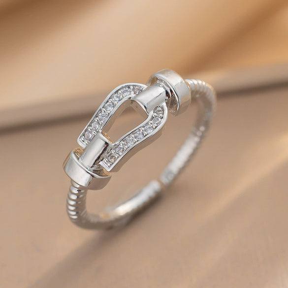 Wholesale Women's Horseshoe Buckle Titanium Steel Clavicle Chain With Geometric Pattern And Microinlaid Diamonds Set With Diamonds And Electroplated In Vacuum Furnace
