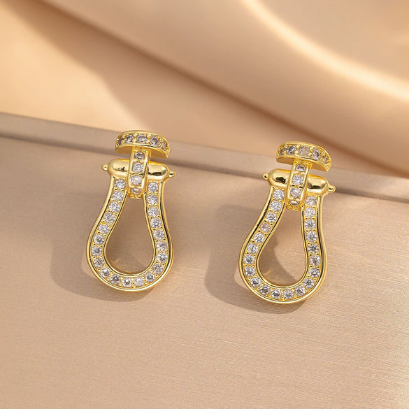 Wholesale Women's Horseshoe Buckle Titanium Steel Clavicle Chain With Geometric Pattern And Microinlaid Diamonds Set With Diamonds And Electroplated In Vacuum Furnace