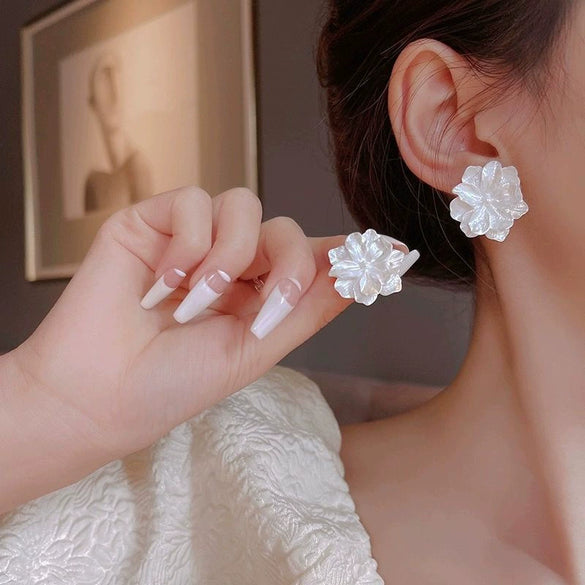Wholesale Women's Imitation Pearl Flower Earrings French Retro Style
