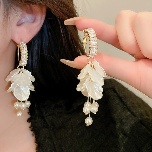 Wholesale Women's Imitation Pearl Flower Earrings French Retro Style