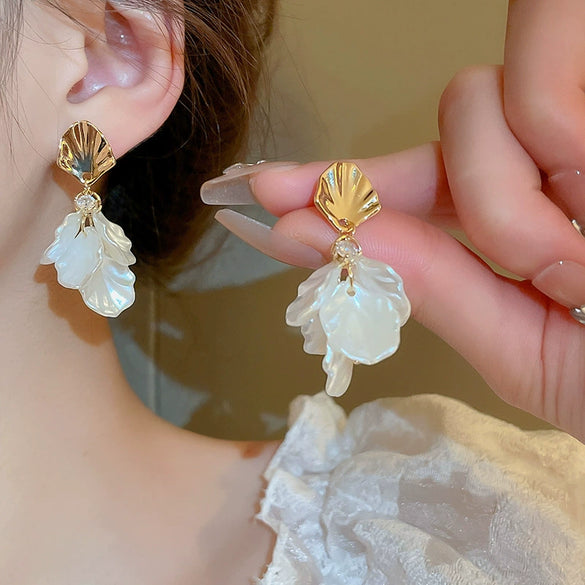 Wholesale Women's Imitation Pearl Flower Earrings French Retro Style