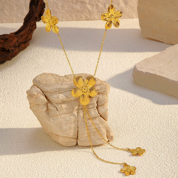 Wholesale Women's Ins Style Floral Stainless Steel Necklace With 18K Gold Electroplating