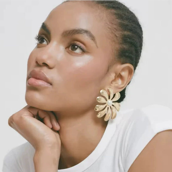 Wholesale Women's Ins Style Flower Pattern Stainless Steel 18K Gold Plated Earrings And Necklace Set
