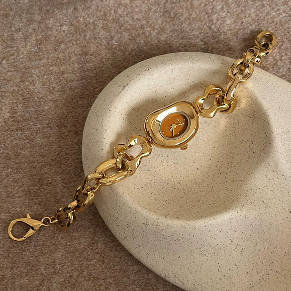 Wholesale Women's Irregular Heart Shape Alloy Metal Hollow Bracelet Pointer Watch With Fashionable Stylish Design