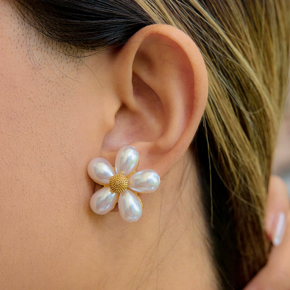 Wholesale Women's Jewelry Shell Bead Ring And Stainless Steel Earrings With Flower Pattern And Electroplating Titanium Steel Material