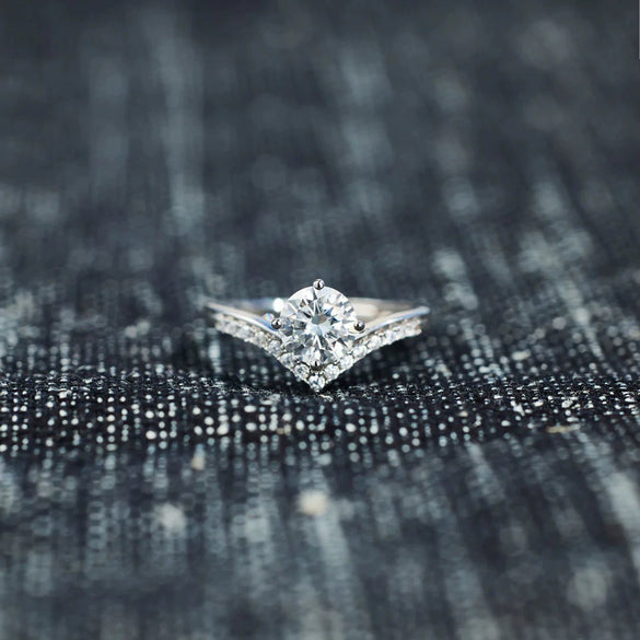 Wholesale Women's Jewelry 925 Sterling Silver Vshaped Crown Zircon Ring With Geometric Style And Electroplating Treatment
